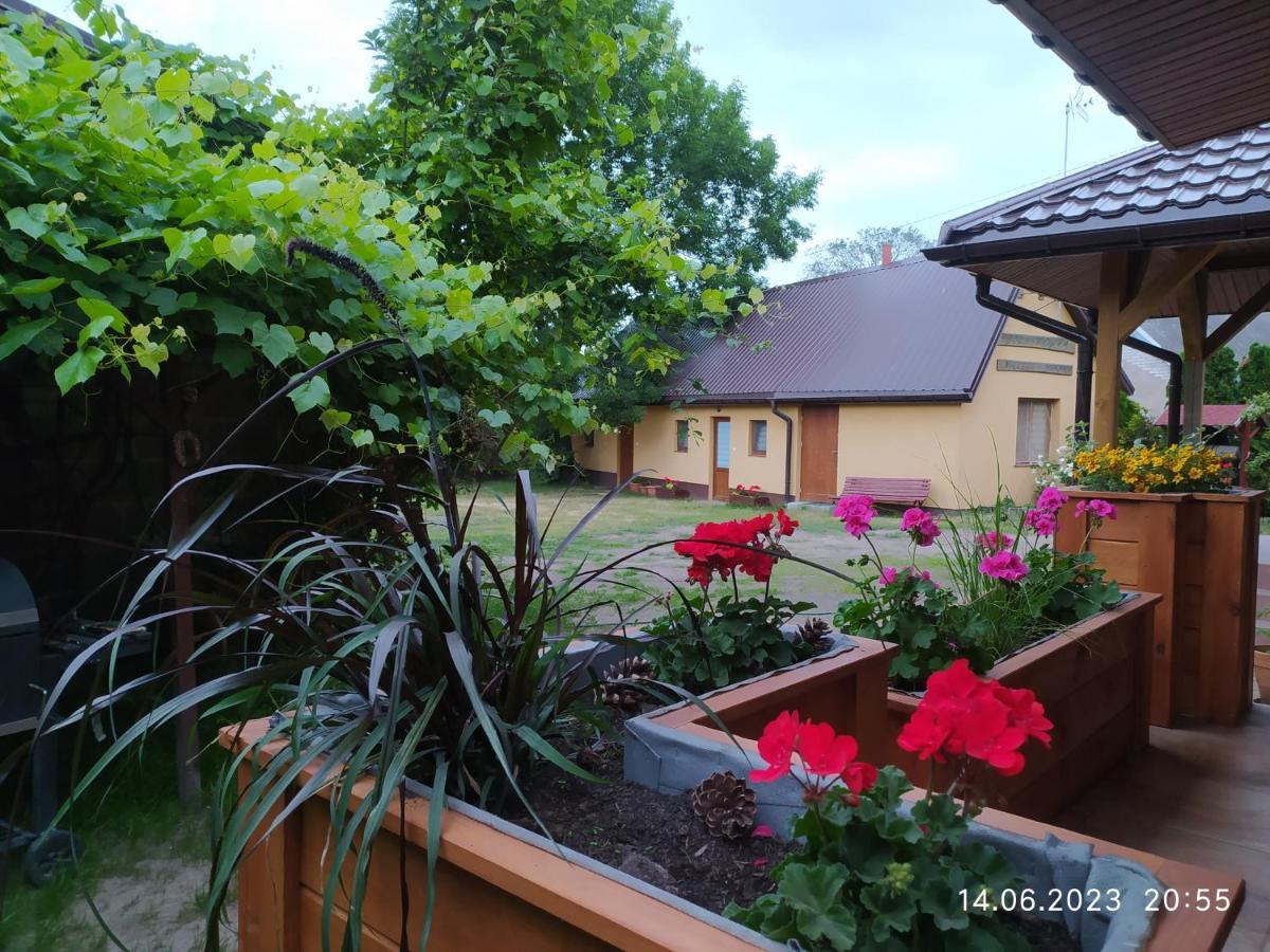 Dolistowka: Apartamenty z Jacuzzi, Ogrodem i Placem Zabaw Goniadz Exterior photo